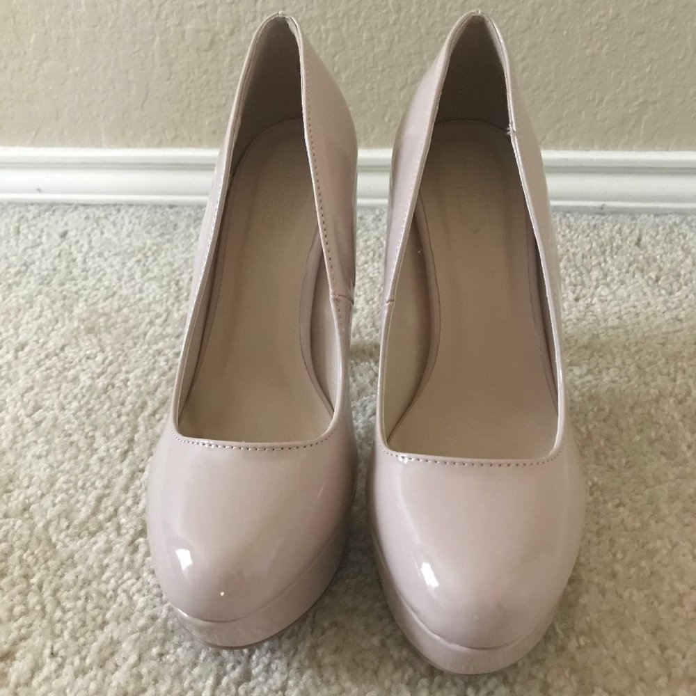 (New w/ box) Charlotte Russe Nude Classic Pump